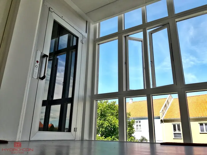 Hydro-Cons elevatorlift er fremstillet til at kunne indbygges i eksisterende etagebyggeri på flere forskellig måder. Indendørs Elevatorlift | HYDRO-CON