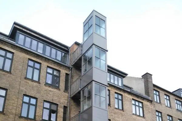 Privat indgang fra elevatorlift udenpå bygning | HYDRO-CON Udendørs elevatorlift i egen skakt | HYDRO-CON