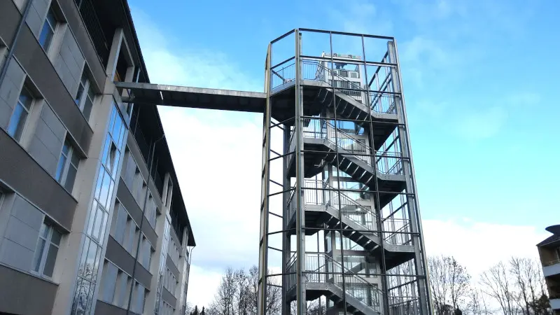Special elevatorlift udendørs fra HDYRO-CON op mod blå himmel Udendørs special elevatorlift | HYDRO-CON